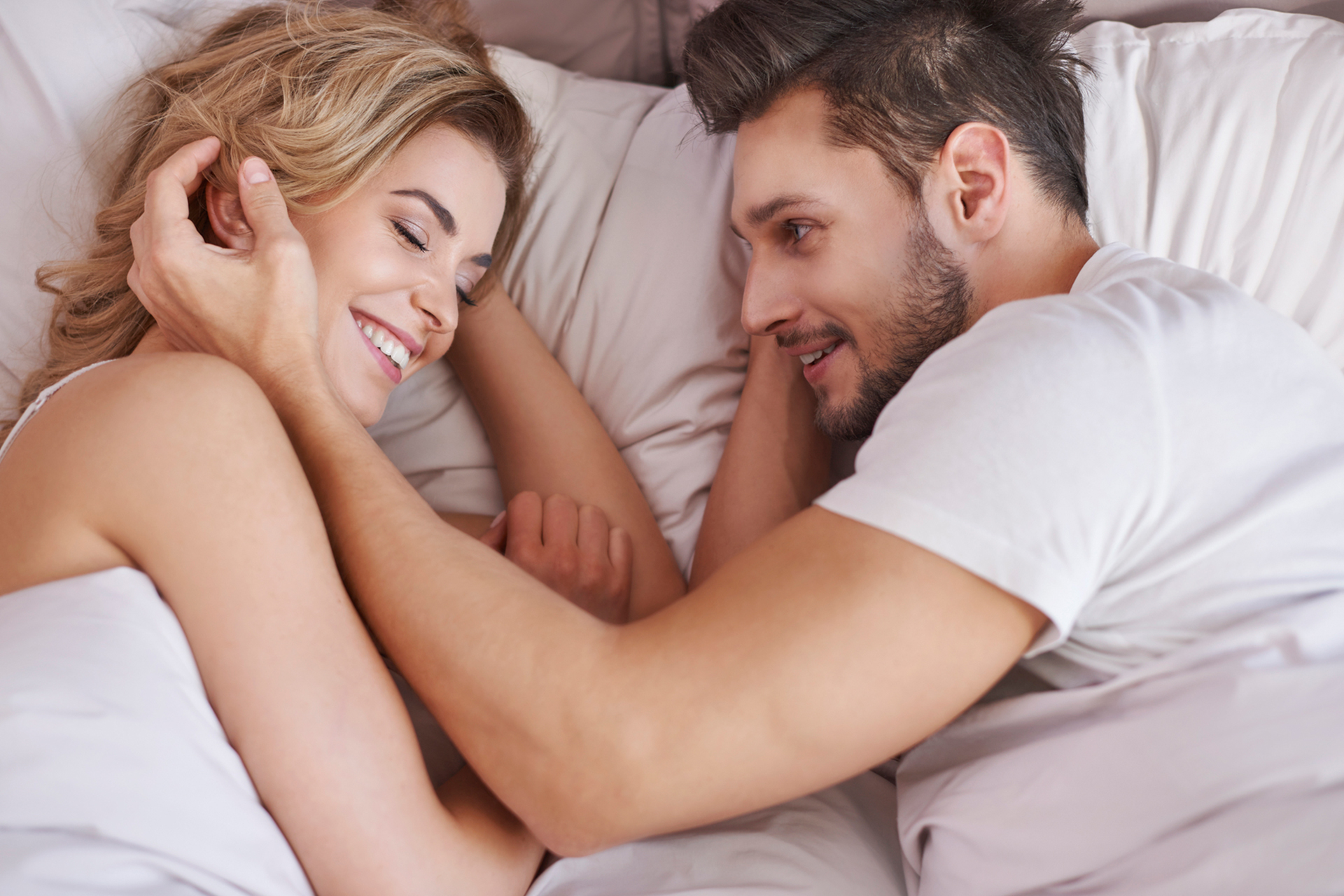 Счастливые пары в постели